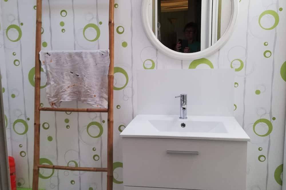 Maisonnette  de pécheur  dans un petit village située à 2,3 km de la mer in Plouezoc'h, Ceinture Dorée