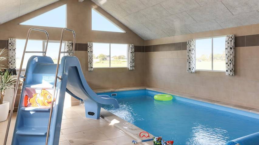 Ferienhaus für 24 Personen, mit Terrasse und Garten sowie Sauna