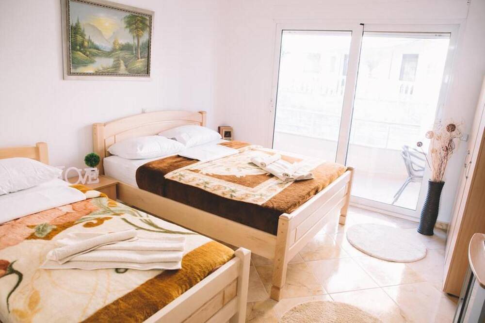 Four bedded room with private sea view balcony in Ulcinj, Dulcigno