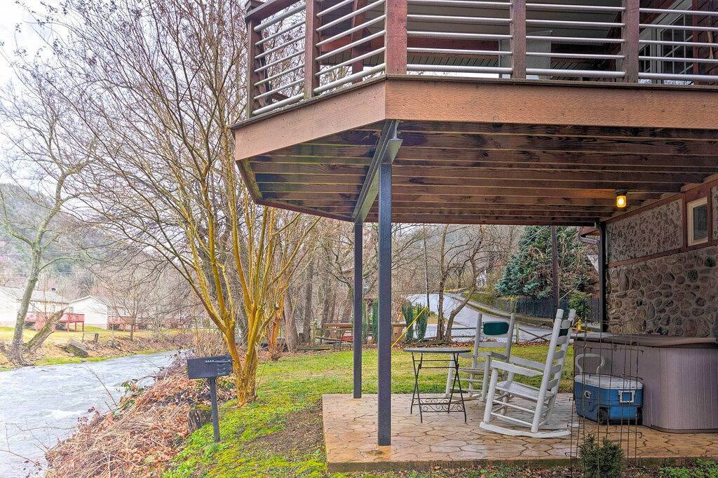 Ganze Wohnung, 'The Boat House' Creekside Escape in Hot Springs! in Hot Springs (NC), Madison County (NC)
