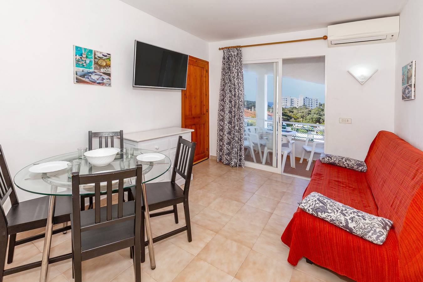 Apartamento entero, Apartamento Cala En Blanes Park' con vistas al mar, Wi-Fi y aire acondicionado. in Cala Blanes, Ciudadela