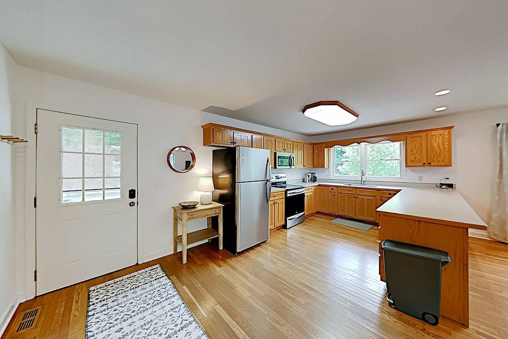 Private mountain hideaway with mountain views & large deck - close to Asheville in Haywood County