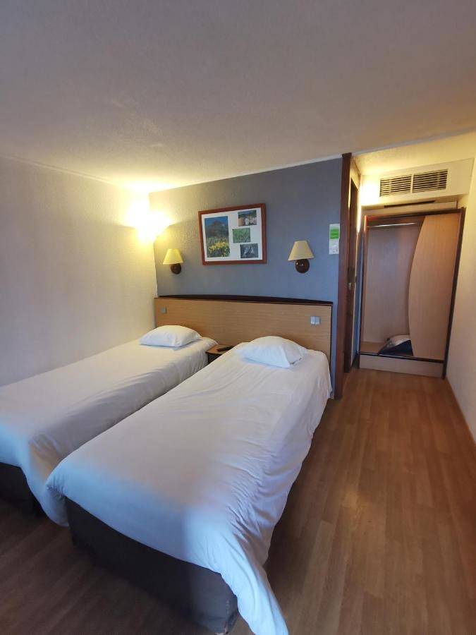 Hôtel pour 3 personnes, avec terrasse à Aurillac - 3