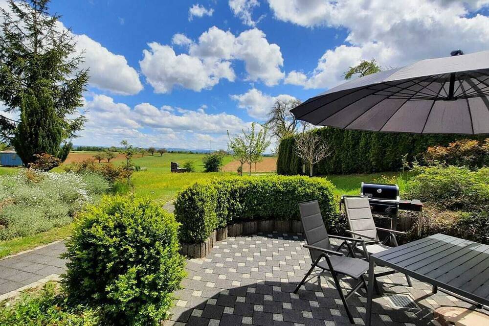 Ganze Wohnung, Ruhige und sonnige Ferienwohnung mit eigener Terrasse und Aussicht in die Natur in Sulz am Neckar, Mittlerer Schwarzwald