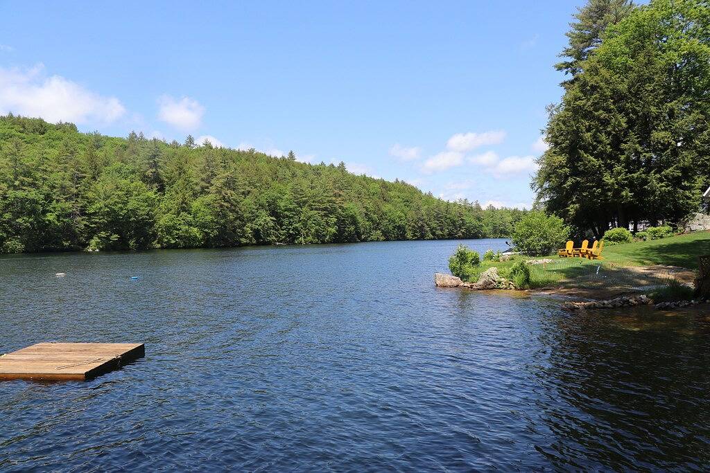 Waterfront camp on quiet part of Lake Winnisquam, dog-friendly, w/dock in Meredith (NH), Lake Winnipesaukee