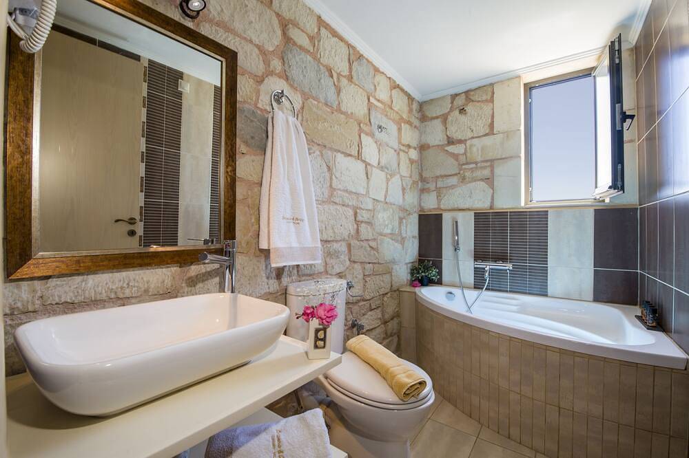 Villa Christy 150 meters from the beach with private pool and fireplace in Kato Stalos, Chania region