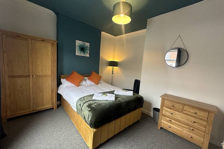 Broomfield Place Coventry 4 Double Bedroom Property in Coventry, Birmingham Area