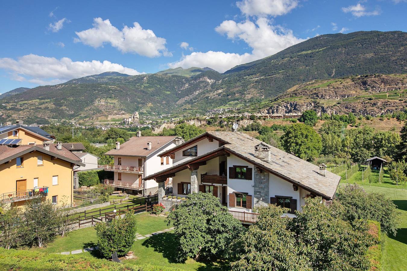 Appartamento intero, Appartamento 'Casa Lella Clemy' con vista sulle montagne, balcone e Wi-Fi in Aymavilles, Comune di Aymavilles