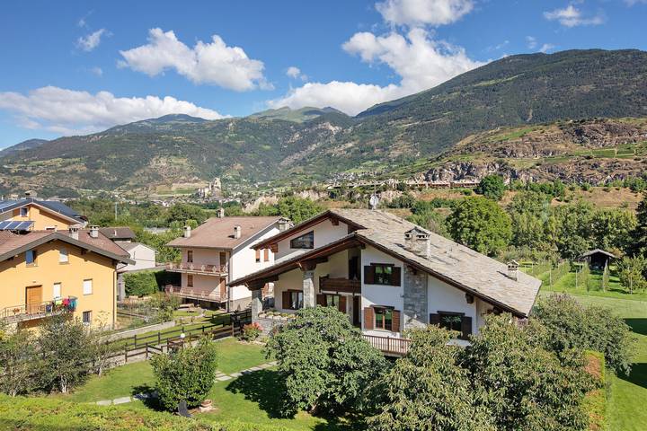 Entire apartment, Apartment 'Casa Lella Clemy' with Mountain View, Balcony and Wi-Fi in Aymavilles, Comune di Aymavilles
