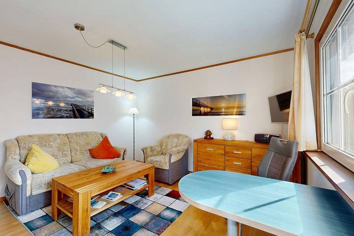 Kleines Ferienhaus für 2 Personen auf großem Grundstück in Binz in Binz, Rügen