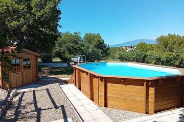 Gîte pour 2 personnes, avec jardin ainsi que terrasse et piscine à La Roque-sur-Pernes