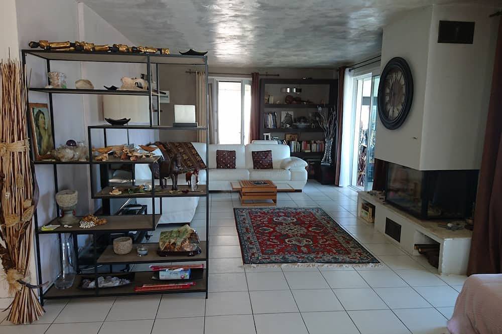 Vista al mar, a 70 m de la playa, bonita casa de 180m2, con gran jardín privado. in Poggio-Mezzana, Región de Corte