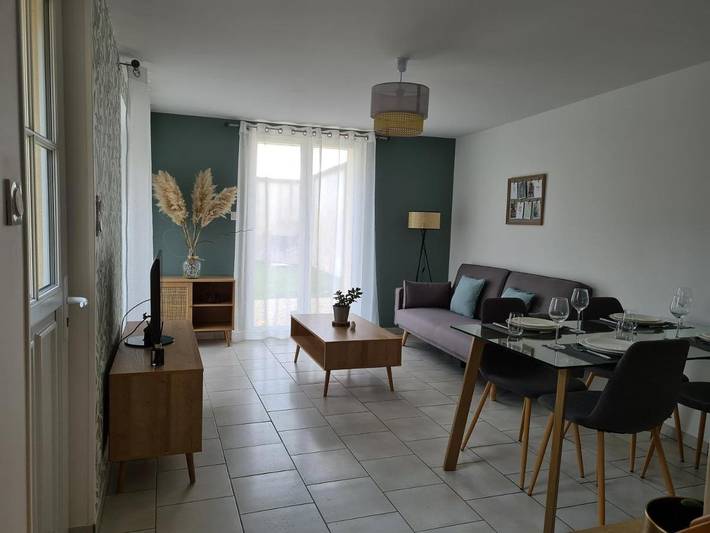 Location de vacances pour 5 personnes, avec jardin à Laroche-Saint-Cydroine - 2