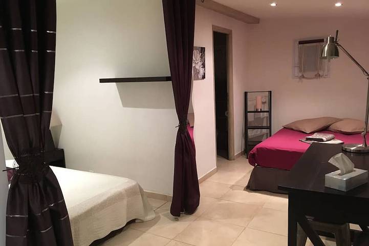 Antibes : Maisonnette with private terrace and shared swimming pool, close to the beach in Antibes, Mediterranean Coast (France)