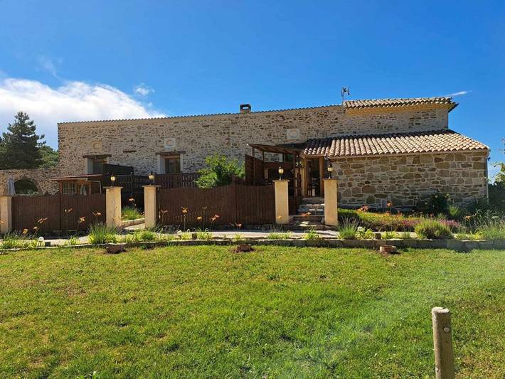 Location de vacances pour 2 personnes, avec vue ainsi que piscine et jardin, animaux acceptés à Ongles - 3