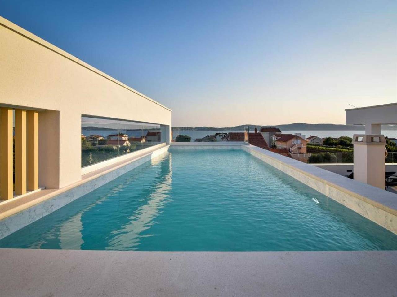 Ganze Wohnung, Villa La Perla Apt 2 4+2 with heated rooftop pool in Bibinje, Zadar