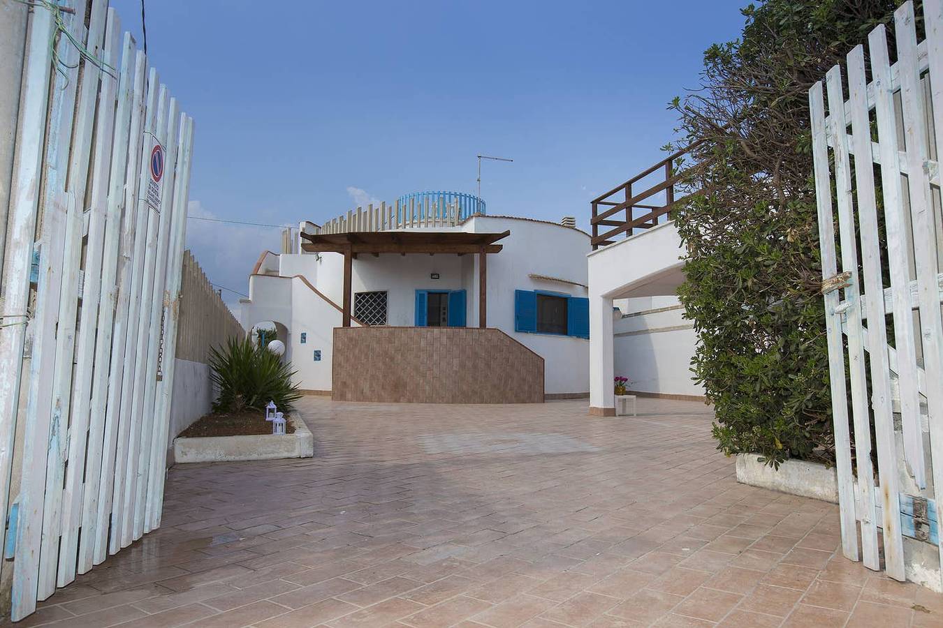 Villa Azzurra con piscina e con vista mare fronte Spiaggia Specchiarica di San Pietro in Bevagna in Specchiarica, Manduria
