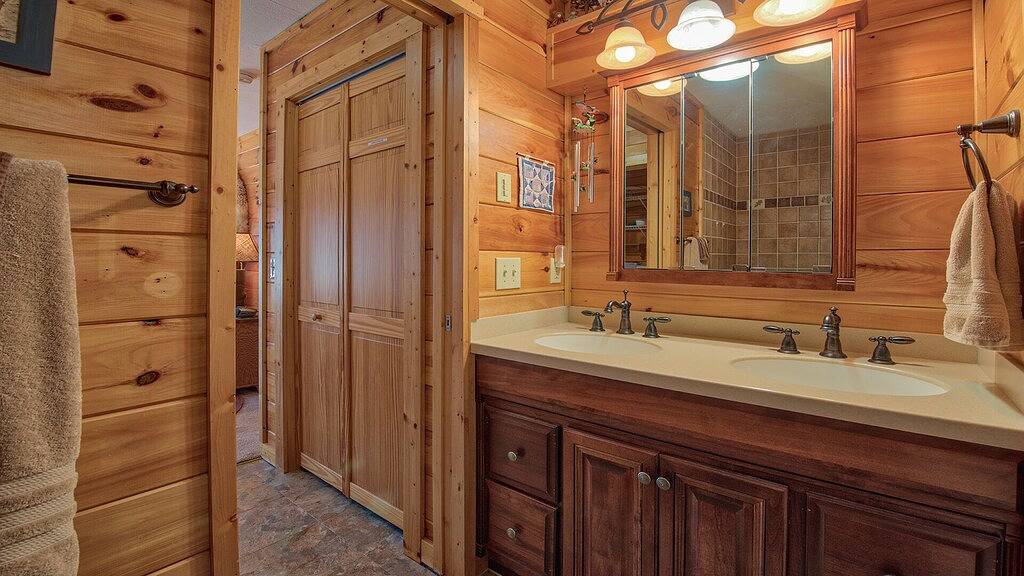 Sommer / Herbstöffnungen ... Mt. Ansichten, Ample Flat Parking, Befestigte Garage in Blue Ridge Parkway, Maggie Valley