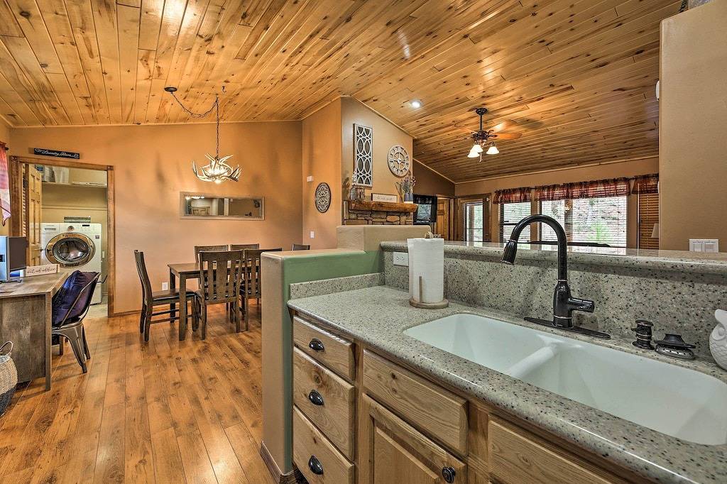 3 Mi to Fool Hollow Lake: Cozy Cabin w/ Deck in Show Low, Navajo County