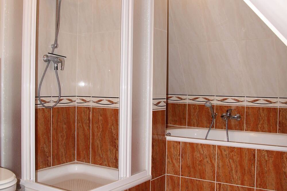 Apartamento entero, Vacation apartment directly at the fishing pond with parking lot and terrace in Wismar, North-West Mecklenburg (Wismar region)