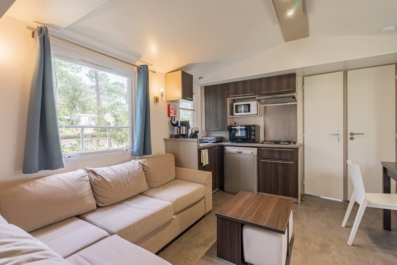 Mobil-home 'Bonne Anse La Palmyre' avec piscine partagée, terrasse privée et jardin privé in Les Mathes, Côte de Beauté