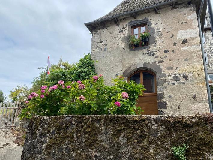 Location de vacances pour 2 personnes, avec Terrasse ainsi que Jardin et Vue à Mur-de-Barrez