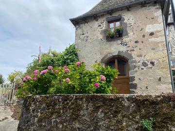 Gîte pour 2 personnes, avec vue ainsi que terrasse et jardin à Mur-de-Barrez
