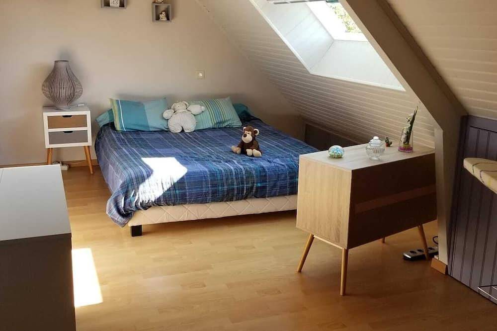 House in quiet, comfortable neighbourhood, close to town center and shops in Vannes, Côte des Mégalithes