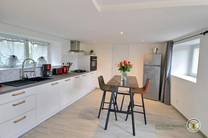 Location de vacances pour 2 personnes, avec terrasse et jardin, animaux acceptés à Pléhédel - 4