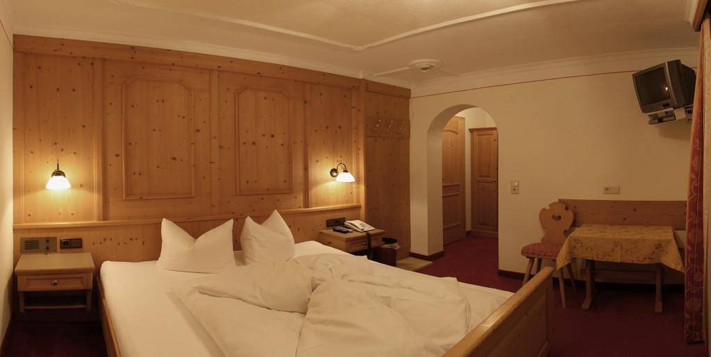 Ganze Ferienwohnung, Doppelzimmer Standard mit Balkon  mit Dusche, Wc in Ischgl, Verwall