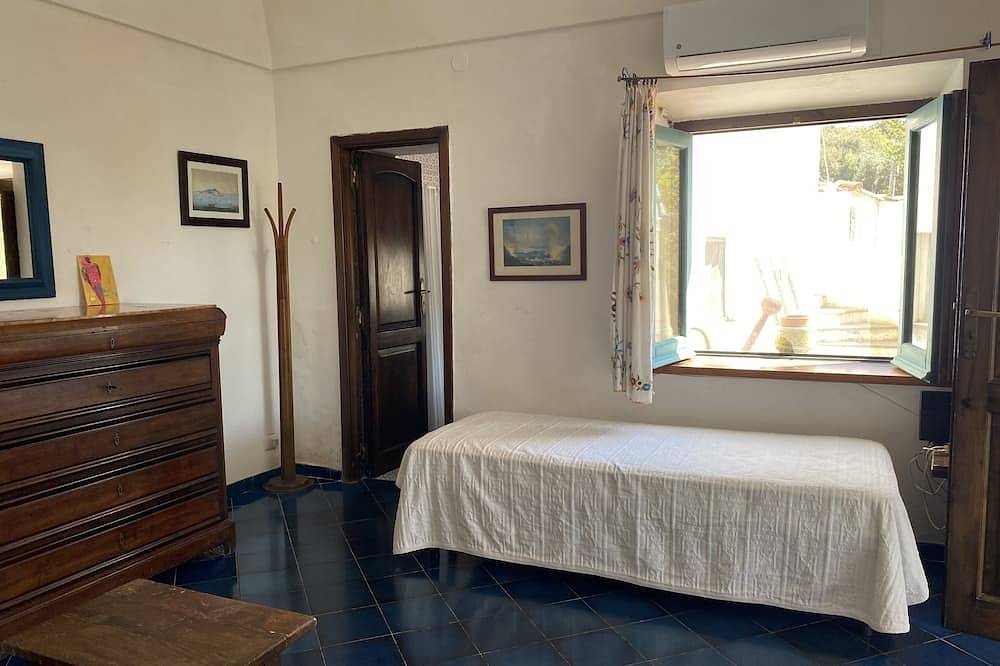 Villa umgeben von viel Grün nur wenige Schritte vom Meer entfernt in Procida, Neapel Provinz