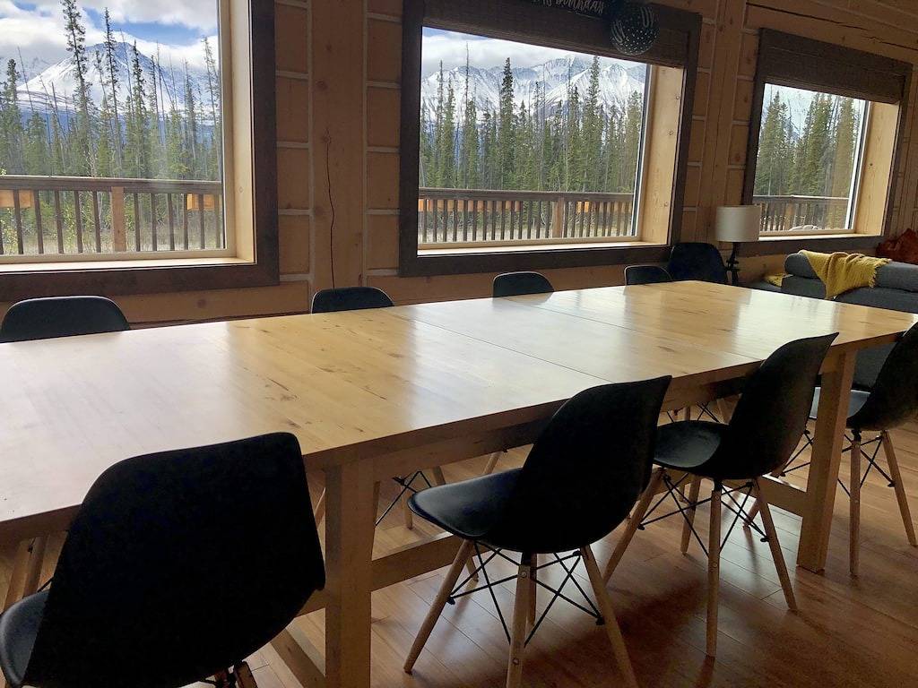 Beautiful relaxing Log Chalet with amazing view of Saint-Elias Mountain range. in Yukon