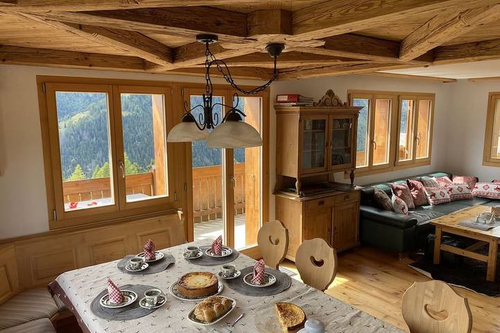 Ferienhaus für 6 Personen, mit Balkon und Garten sowie Sauna in Goms