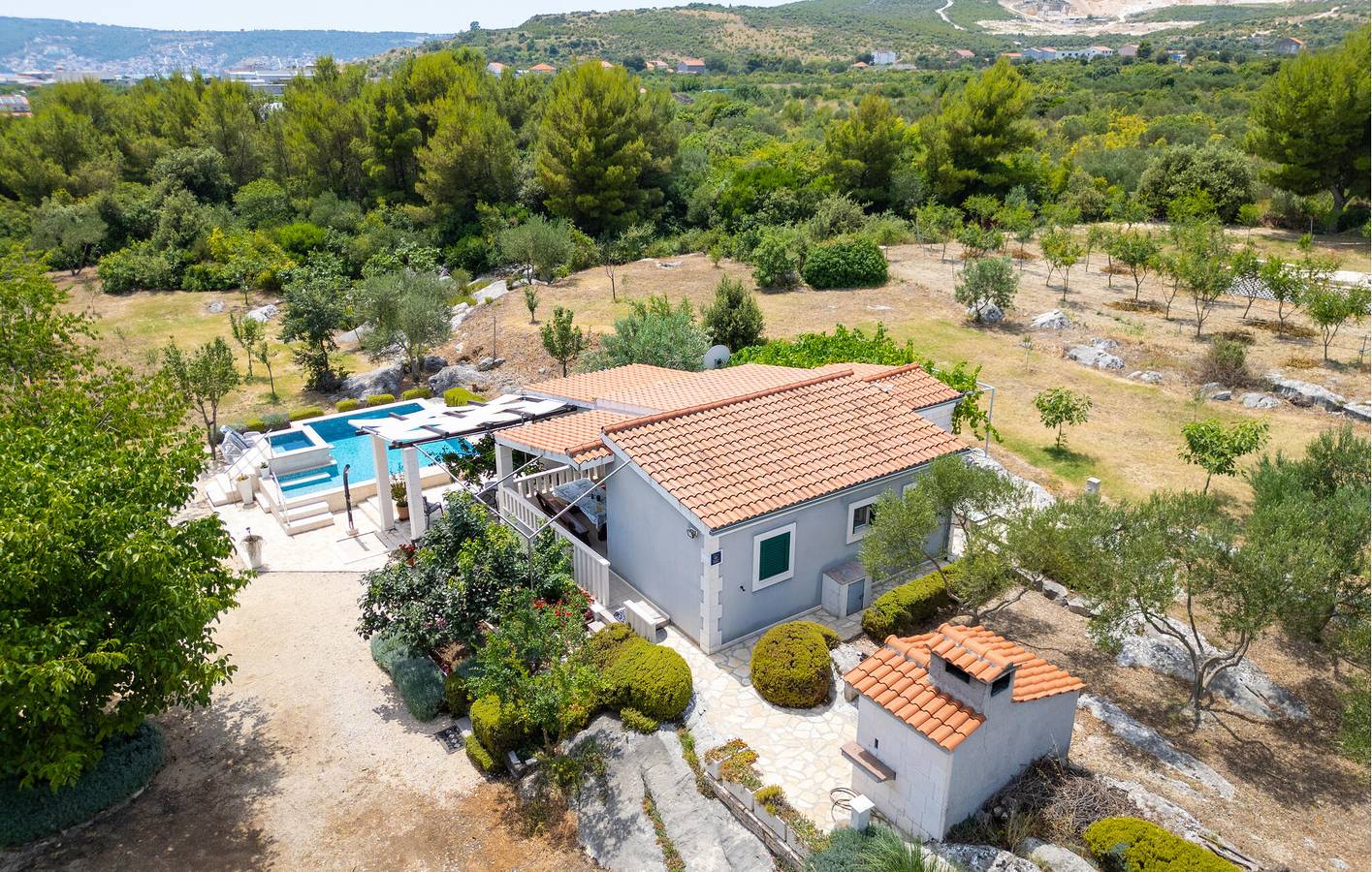 Acogedor apartamento con piscina y terraza, a 2 km de la playa de Divulje in Trogir, Condado de Split-Dalmacia