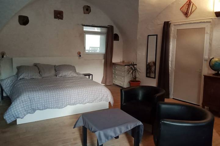 Gîte pour 2 personnes, avec piscine ainsi que terrasse et jardin à Saint-Laurent-le-Minier - 3