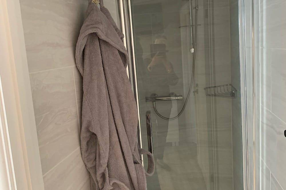 The Cabana ideal home to play & stay. Private Hot Tun and garden in Winterbourne (South Gloucestershire), South Gloucestershire
