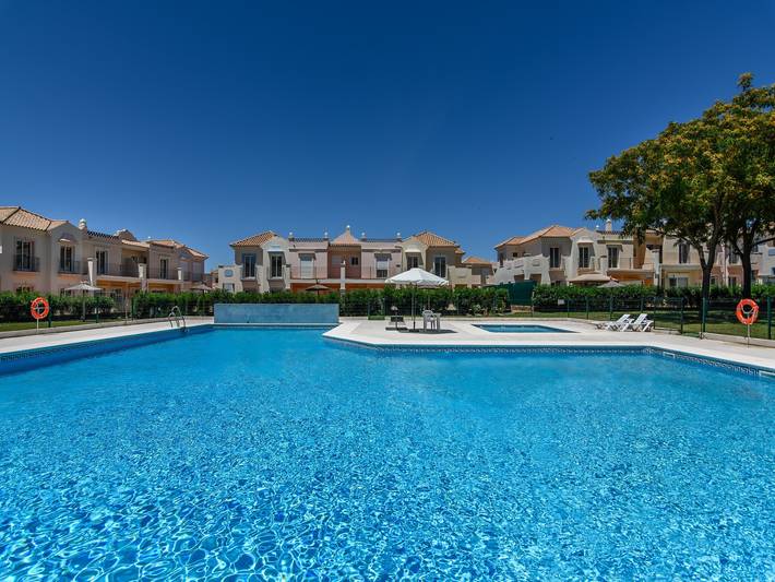 Casa de férias para 6 pessoas, com piscina infantil e terraço, adaptado a crianças em Urbanizacion Costa Esuri