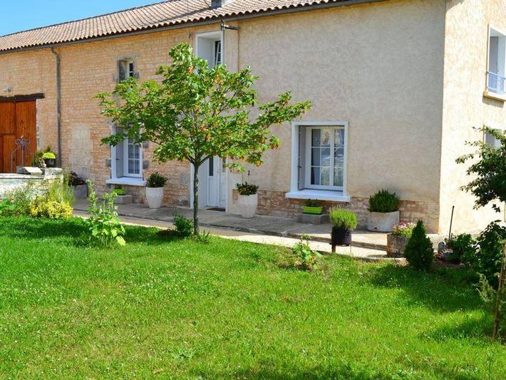 Gîte pour 6 personnes, avec jardin à Saint-Angeau