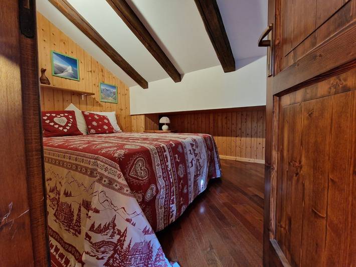 Chalet 'Du Sapin Rouge' with Mountain View and Air Conditioning in La Magdeleine, Wallisian Alps