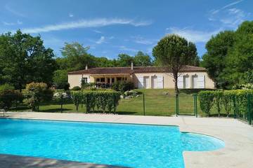 Location de vacances pour 14 personnes, avec jardin à Sénaillac-Lauzès