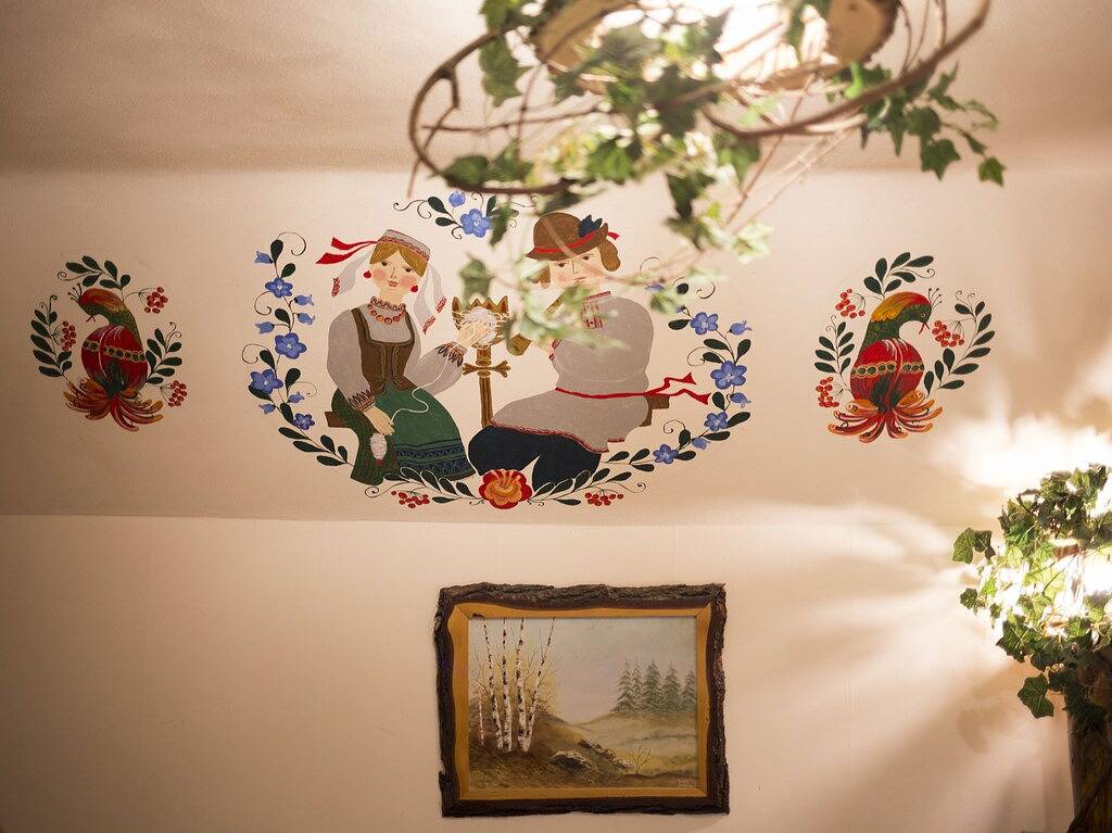 Russian and South African room in cabin surrounded by state forest in Tompkins County