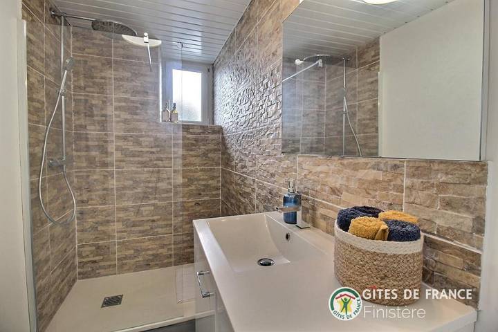 Location de vacances pour 2 personnes, avec Terrasse ainsi que Jardin et Vue à Sibiril - 4