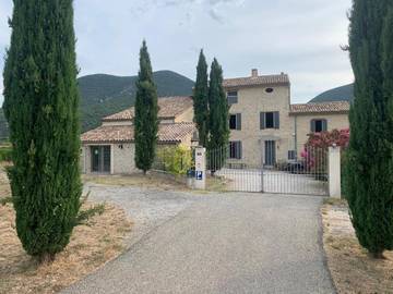 Gîte pour 2 personnes, avec jardin et vue, animaux acceptés à Venterol