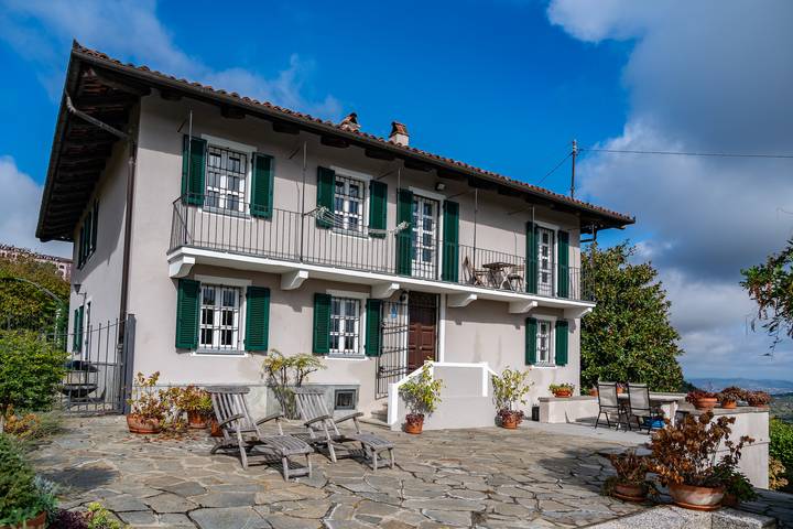 Casa vacanza per 6 persone, con Balcone e Terrazza nonché Giardino e Piscina in Langhe