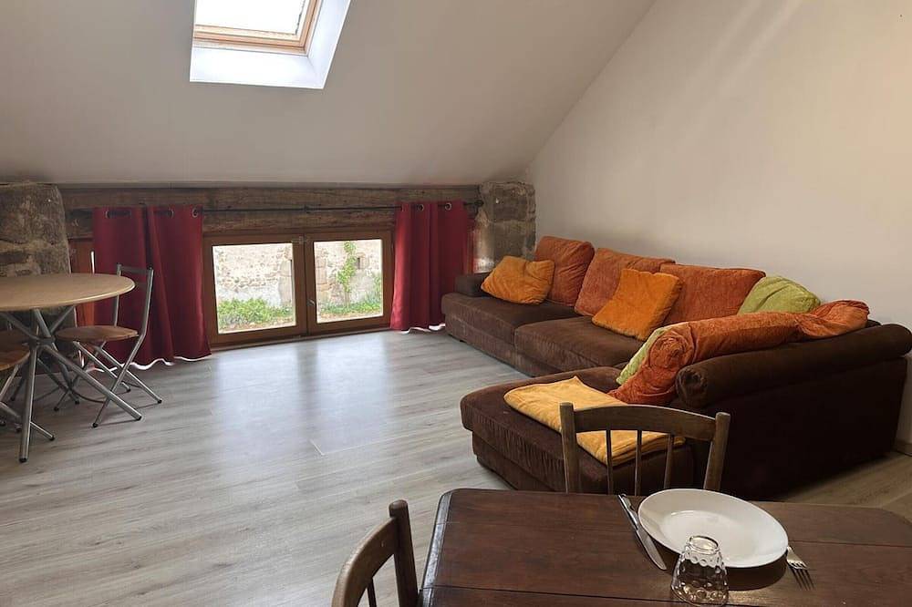 Gîte Campagnard avec Wifi et Animaux Acceptés in Saint-Bonnet-de-Four, Région de Montluçon