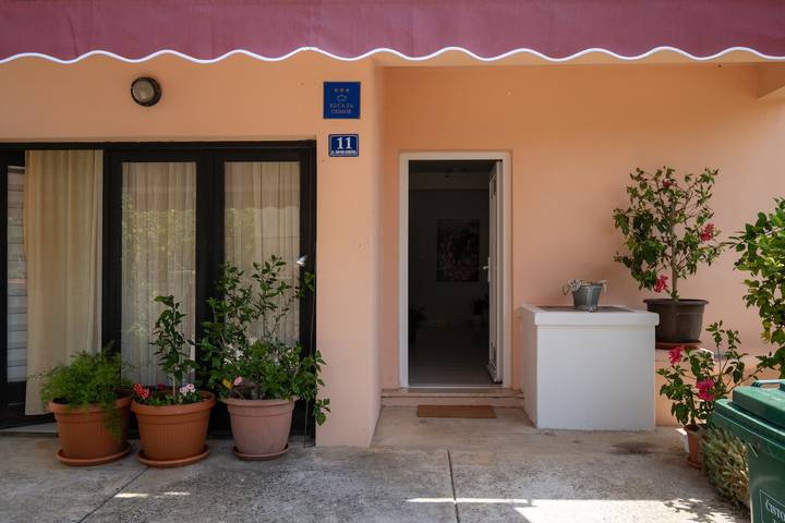Maison de trois chambres avec la terrasse et la vue sur le mer Preko, Ugljan K-18077 in Preko, Île d'Ugljan