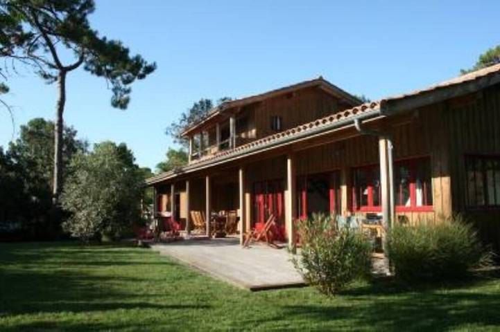 Location de vacances pour 12 personnes, avec jardin et terrasse dans Pyla-sur-Mer