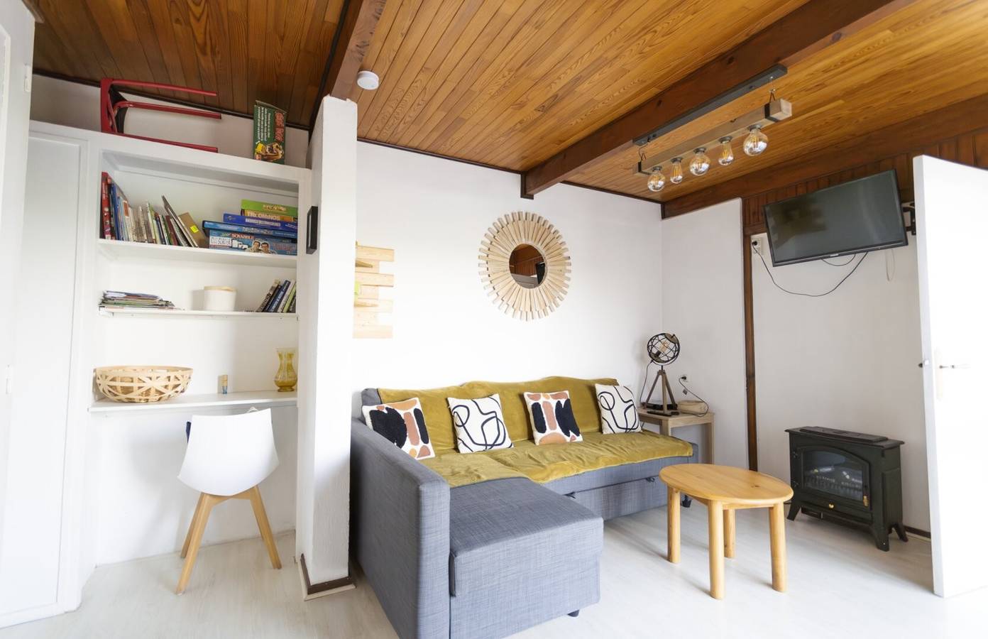 Chalet-Gîte 50 m vom See mit Aussicht, privater Terrasse und Wlan in Le Vernet-Chaméane, Besse-et-Saint-Anastaise und Umgebung