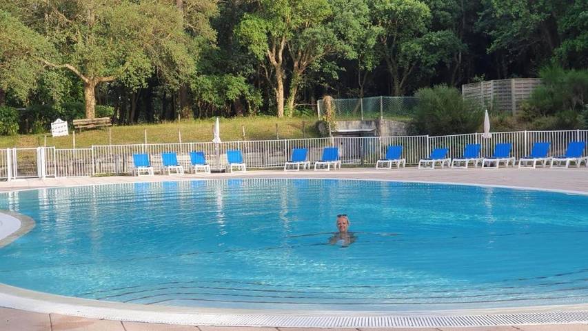 Gîte pour 6 personnes, avec vue ainsi que piscine et terrasse dans Golf De Pinsolle - 2