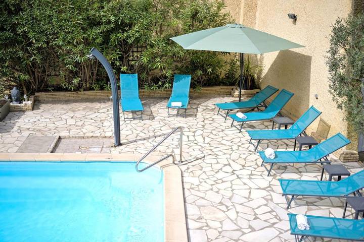 Hôtel pour 2 personnes, avec Terrasse et Piscine à Entraigues-sur-la-Sorgue